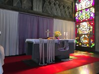 für Ostern geschmückter Altar
